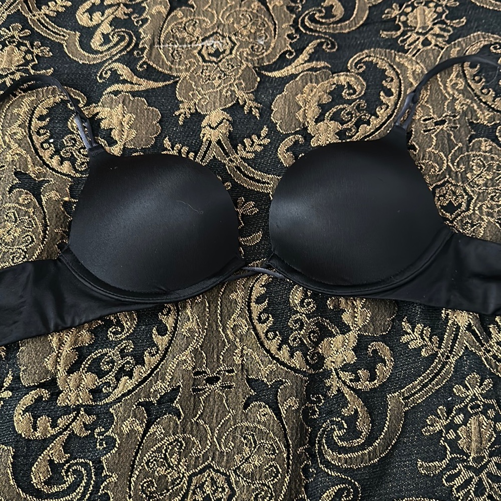 Victoria’s Secret bomshell bra - 32AA color black - used